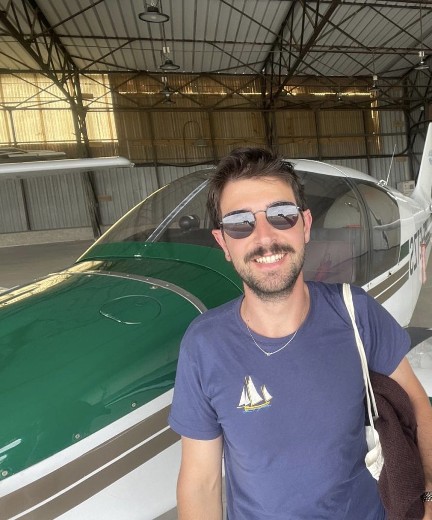 Oscar devant l'avion sur lequel il a passé son test