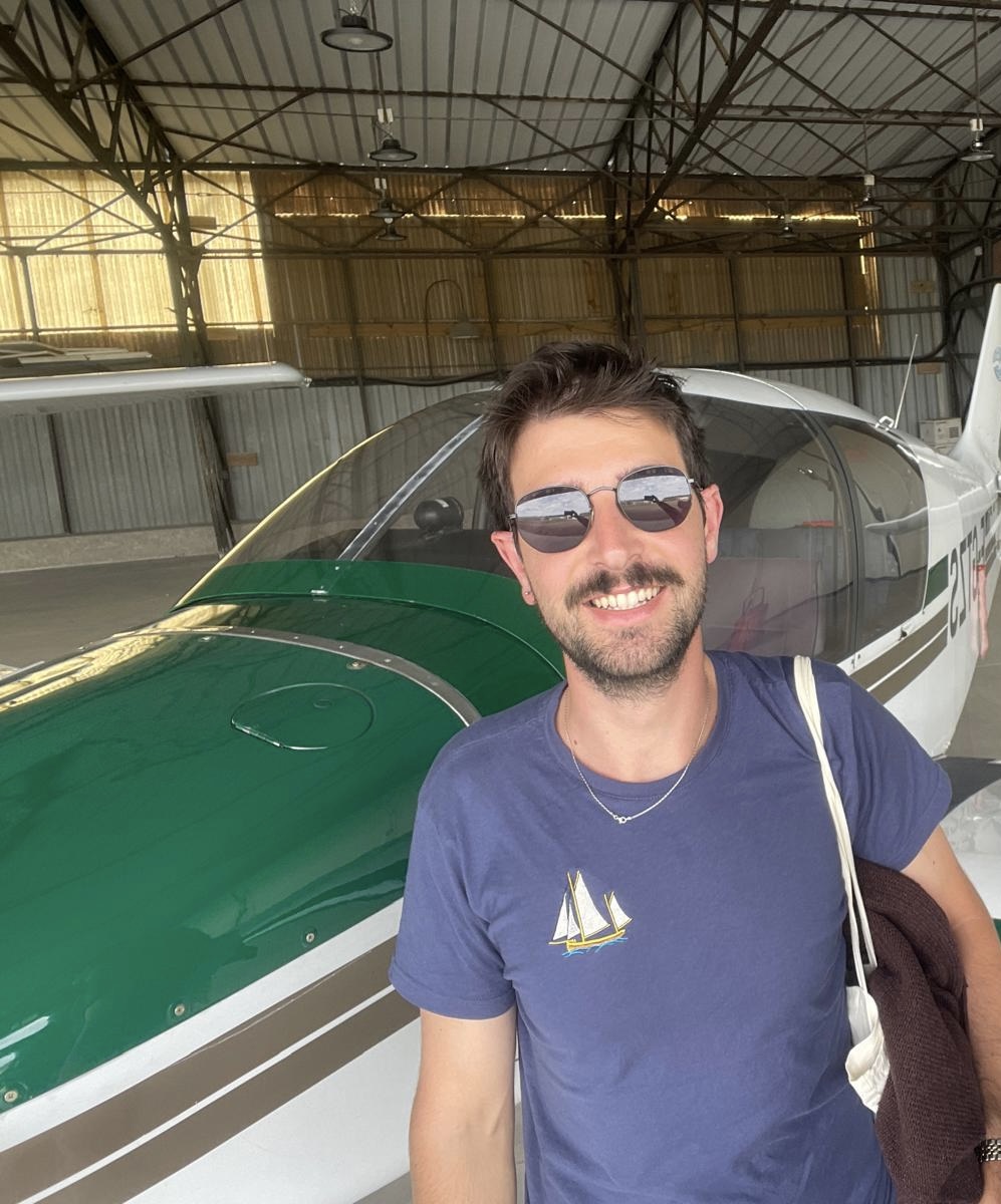 Oscar devant l'avion sur lequel il a passé son test